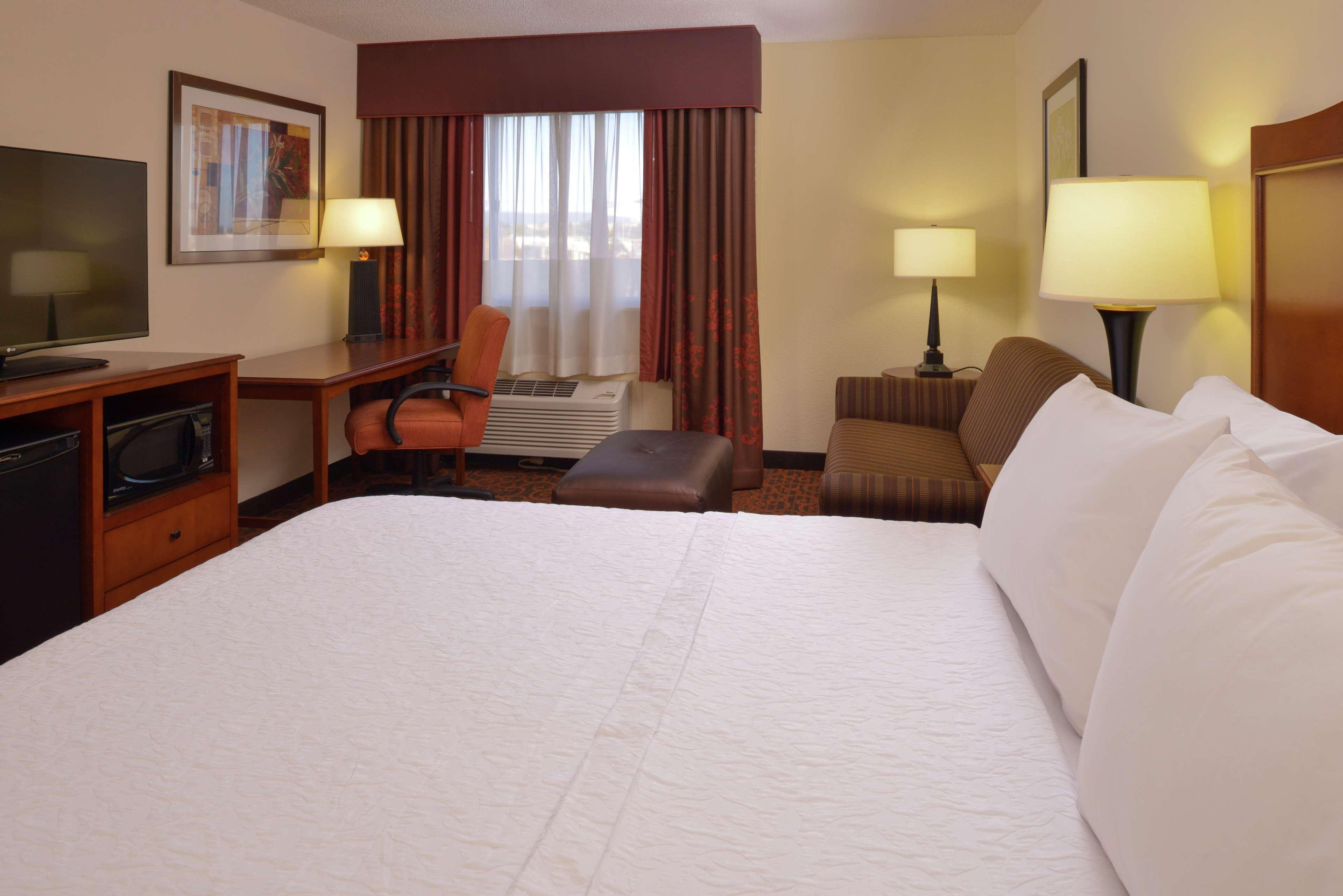 Hampton Inn Фредерик Экстерьер фото