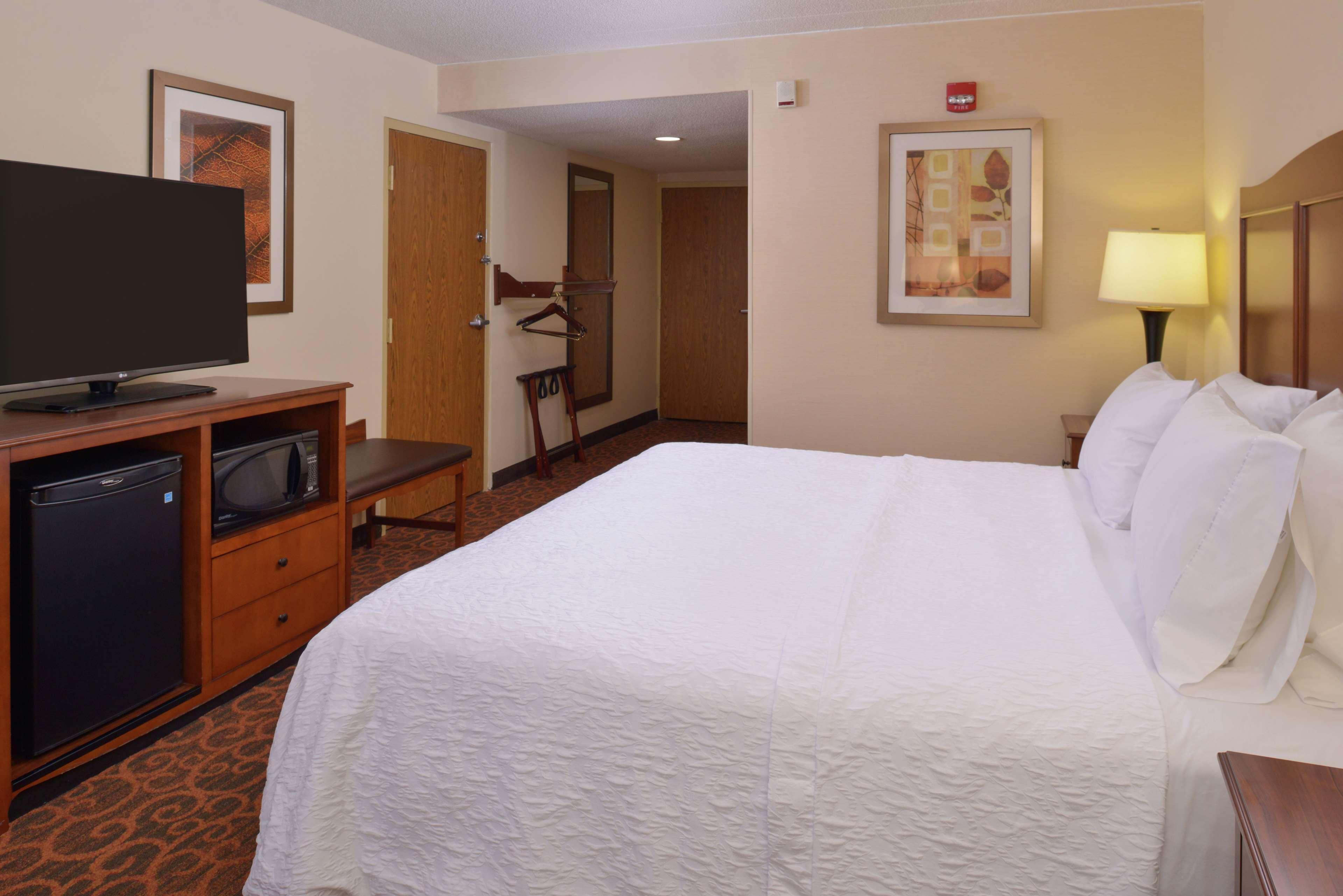Hampton Inn Фредерик Экстерьер фото