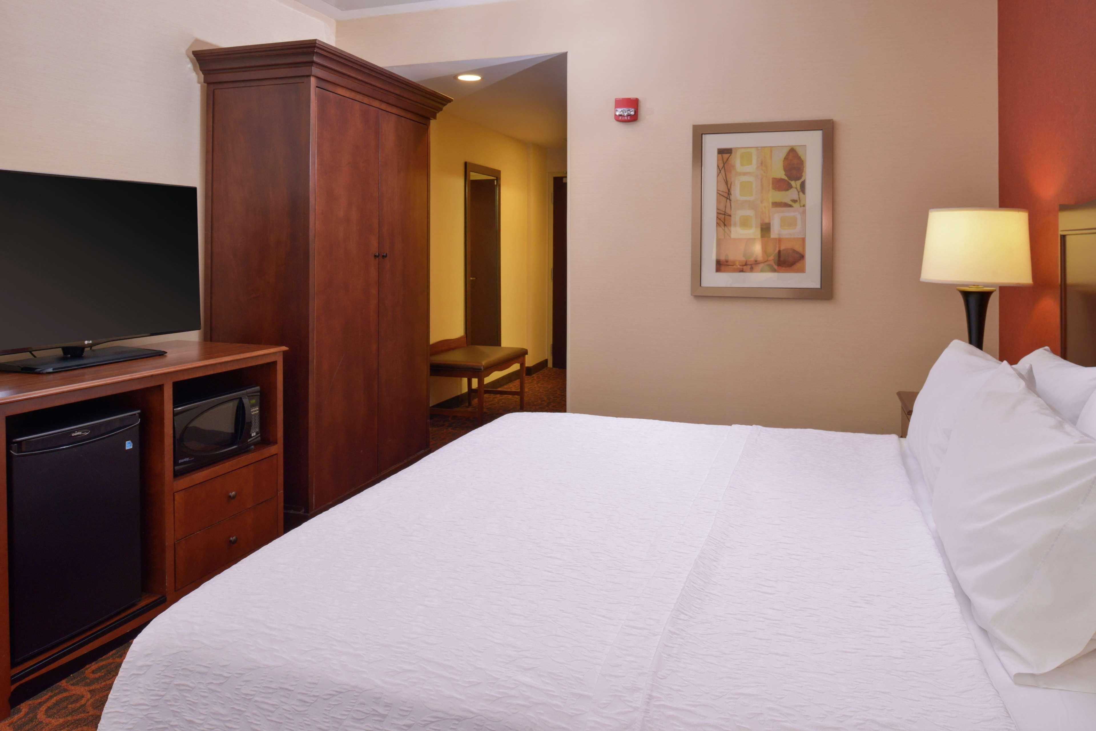 Hampton Inn Фредерик Экстерьер фото