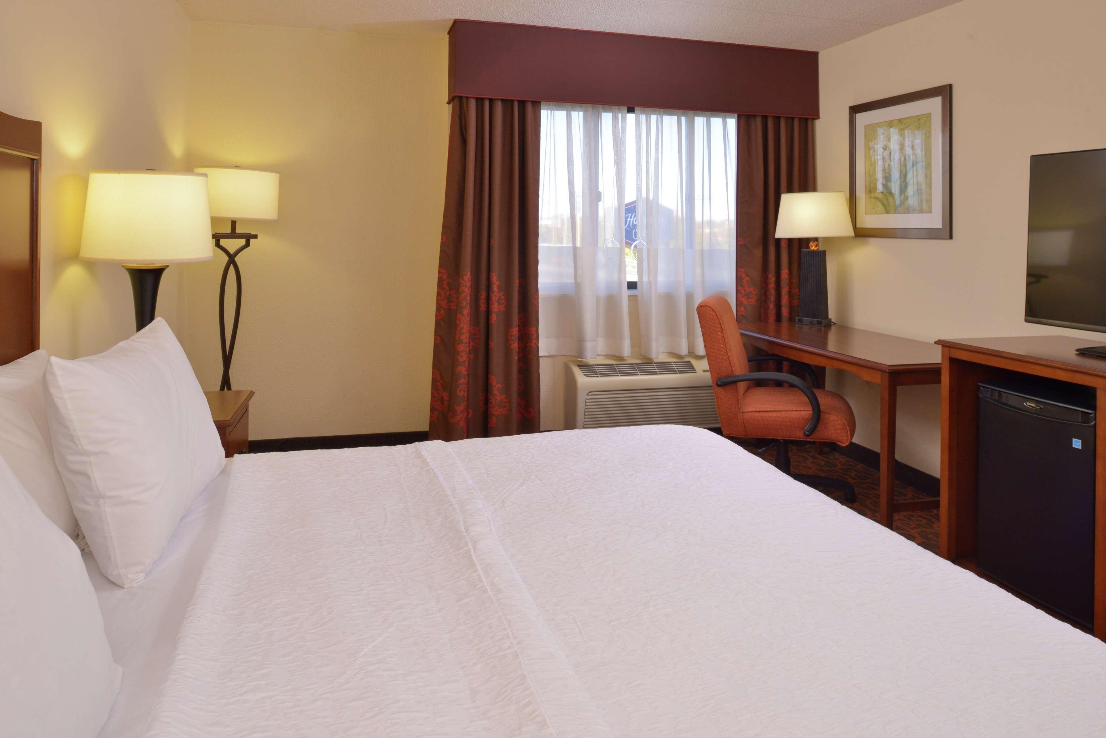 Hampton Inn Фредерик Экстерьер фото
