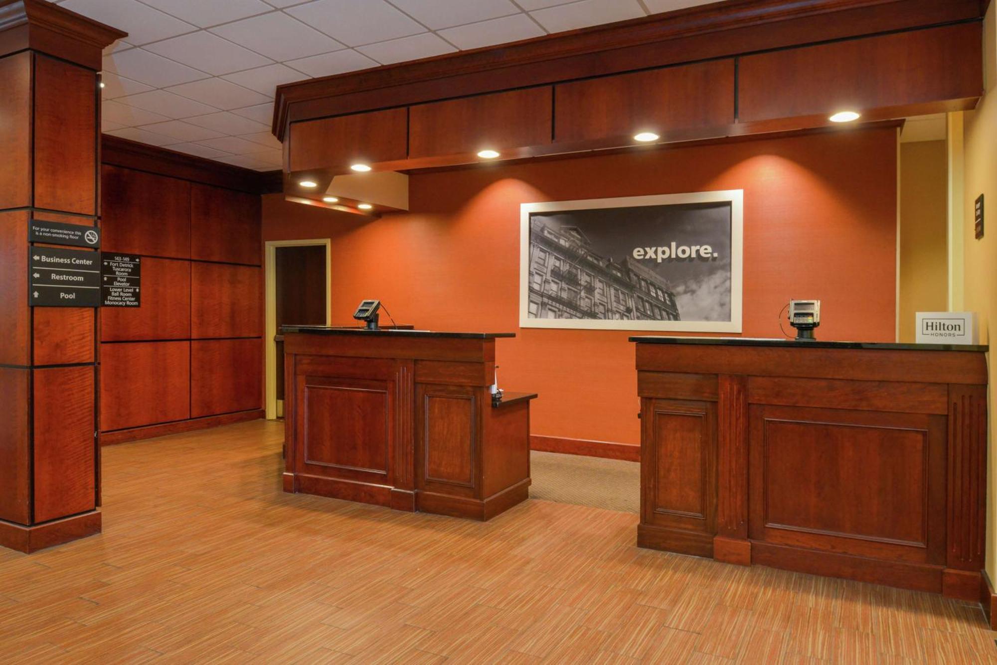 Hampton Inn Фредерик Экстерьер фото